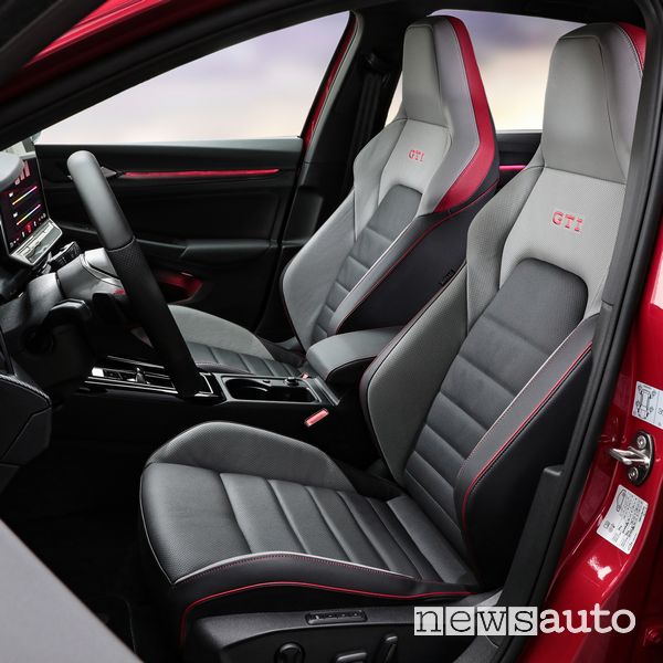 Volkswagen Golf GTI sedili anteriori abitacolo