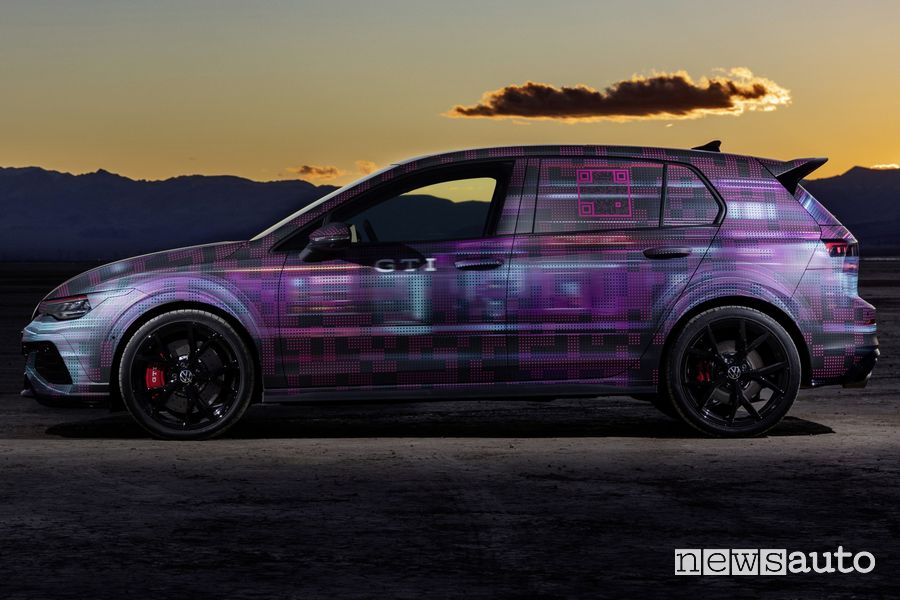 Nuova Volkswagen Golf GTI laterale in versione camuffata