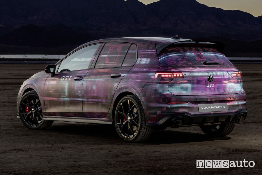 Nuova Volkswagen Golf GTI posteriore 3/4 in versione camuffata