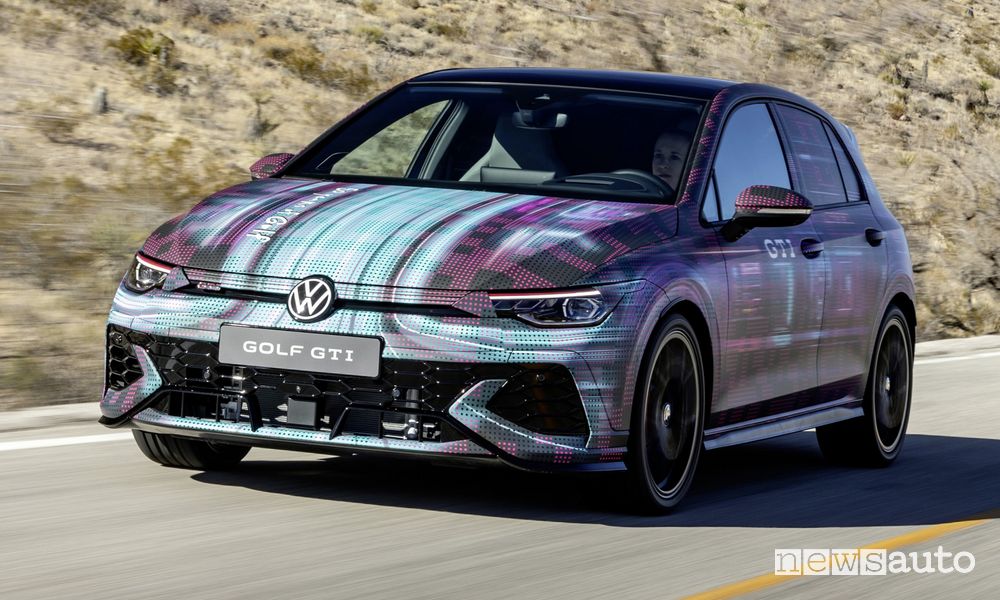 Nuova Volkswagen Golf GTI su strada in versione camuffata