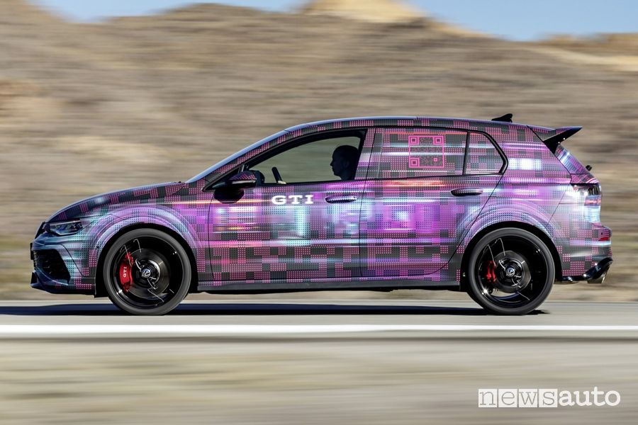 Nuova Volkswagen Golf GTI su strada in versione camuffata
