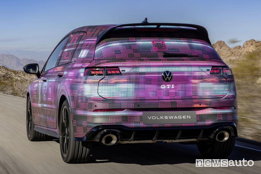 Nuova Volkswagen Golf GTI su strada in versione camuffata