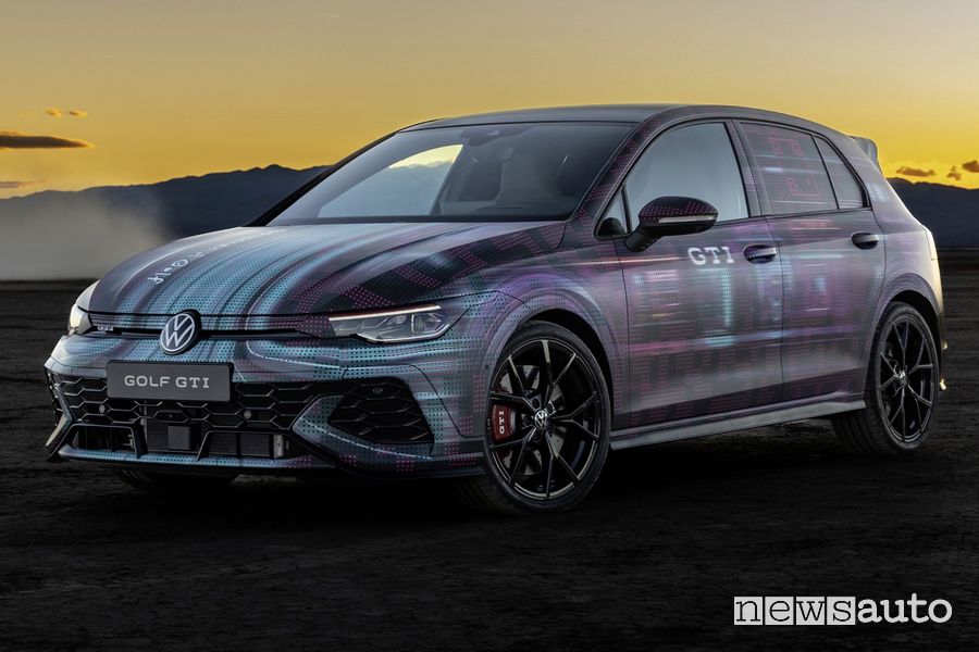 Nuova Volkswagen Golf GTI anteriore 3/4 in versione camuffata