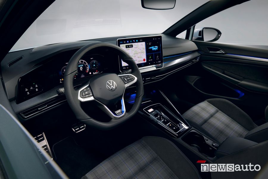 Volkswagen Golf GTE volante abitacolo