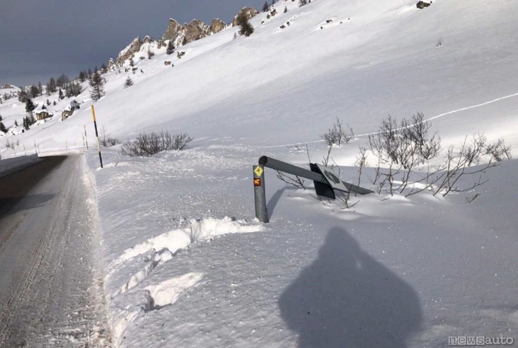 autovelox abbattuto su un campo innevato
