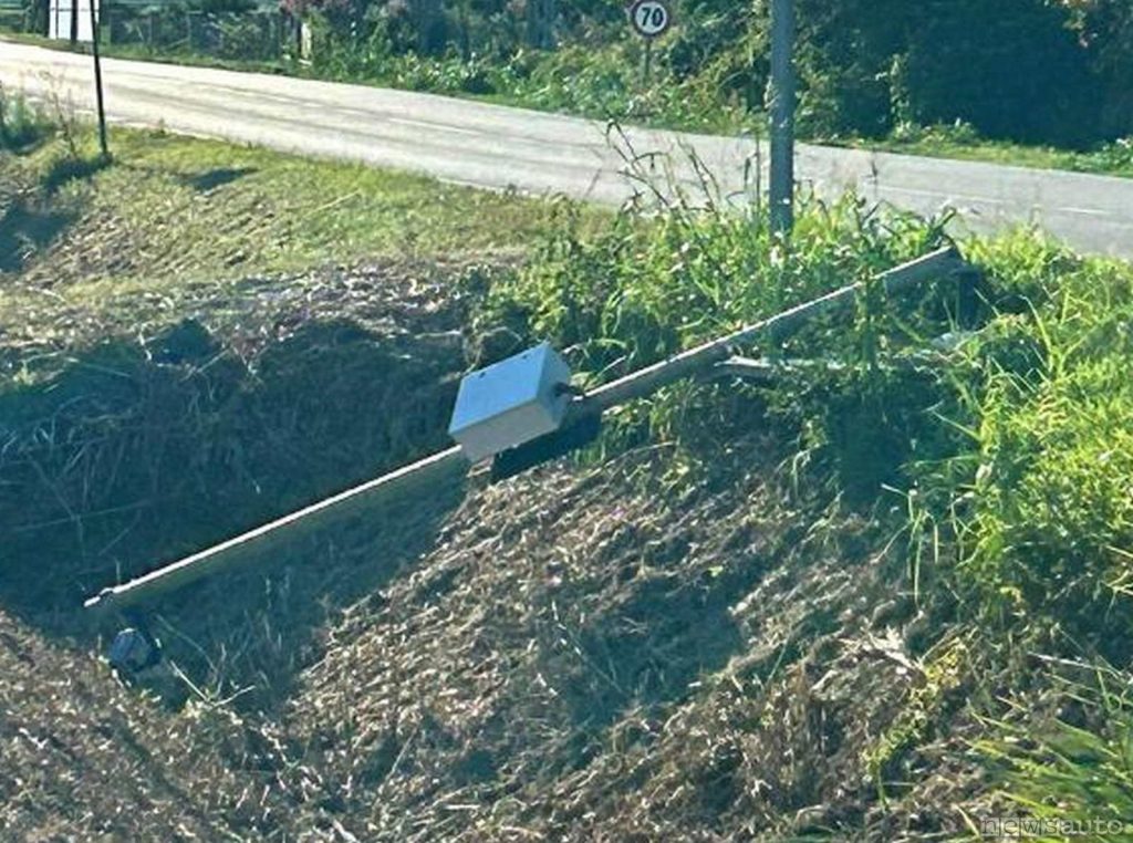 autovelox abbattuto a bordo strada