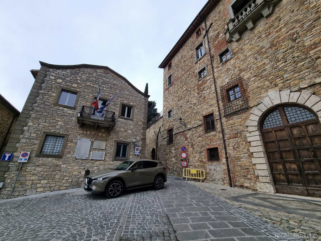 La Mazda CX-5 ritratta a Parrano in provincia di Terni