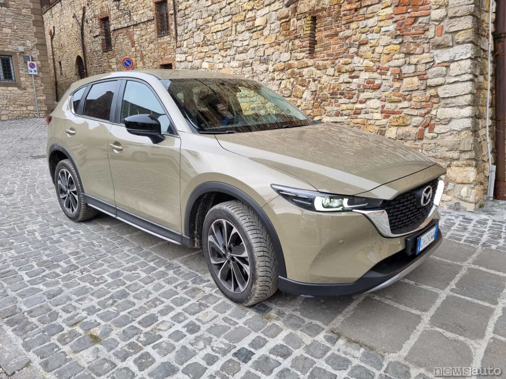 La Mazda CX-5 ritratta a Parrano in provincia di Terni