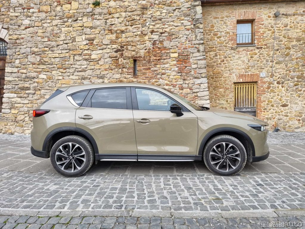 La Mazda CX-5 ritratta a Parrano in provincia di Terni