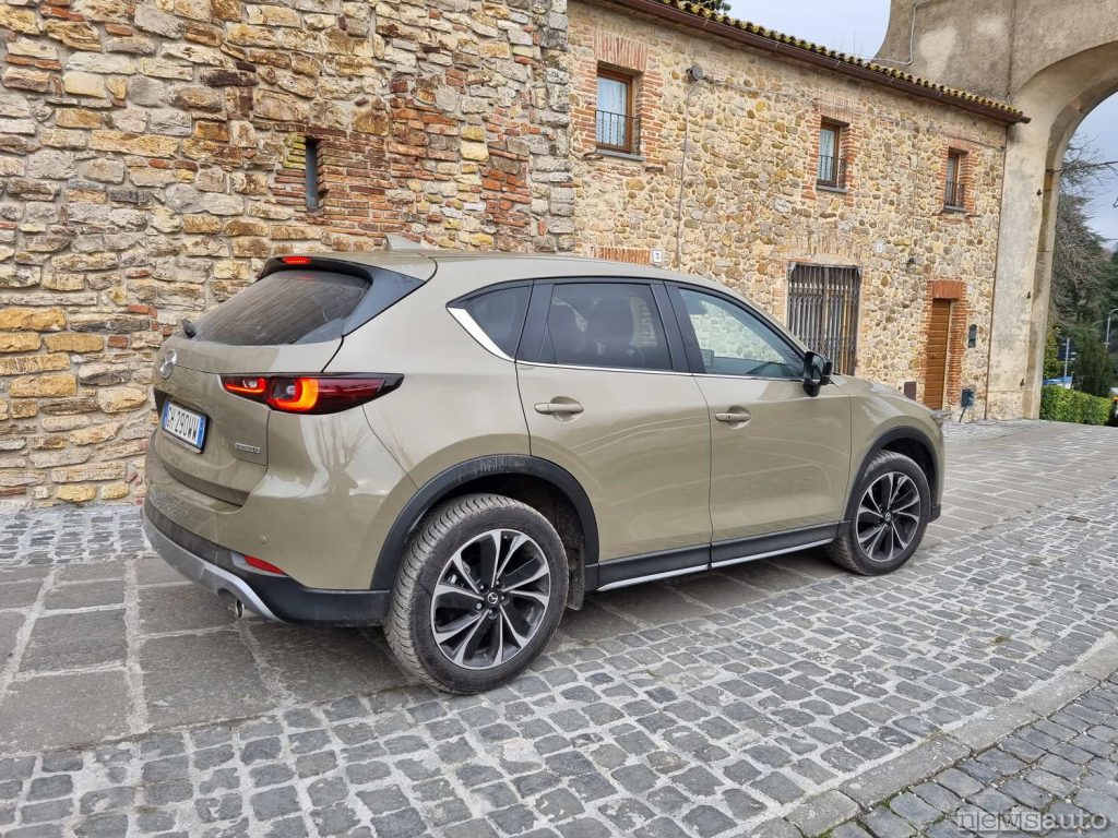 La Mazda CX-5 ritratta a Parrano in provincia di Terni