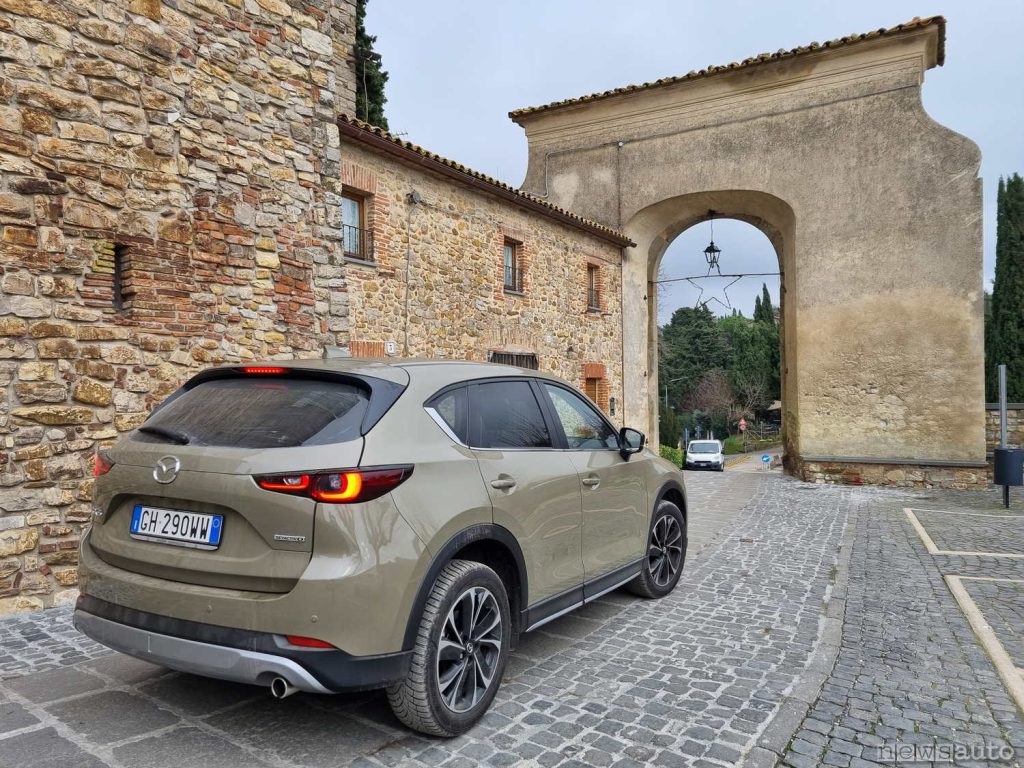 La Mazda CX-5 ritratta a Parrano in provincia di Terni