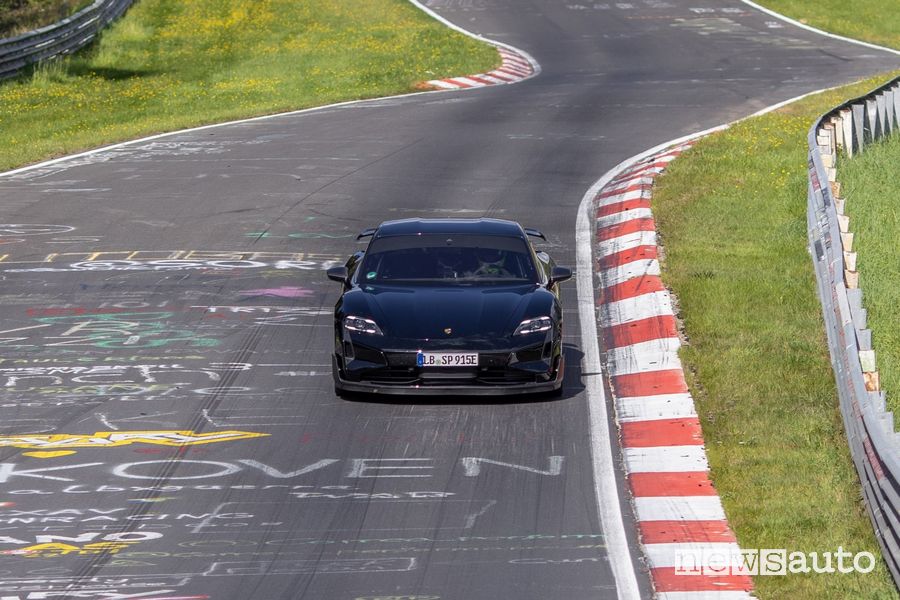 Record auto elettrica al Nürburgring Porsche Taycan
