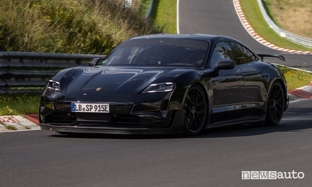 Record auto elettrica al Nürburgring Porsche Taycan
