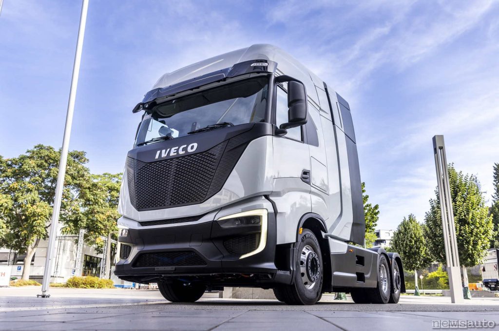 Motrice di un autocarro IVECO che monta un motore diesel trasformato a funzionare