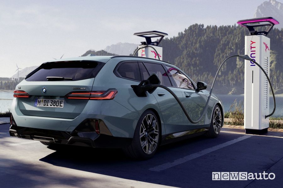 Nuova BMW Serie 5 Touring i5 eDrive40 in ricarica Ionity