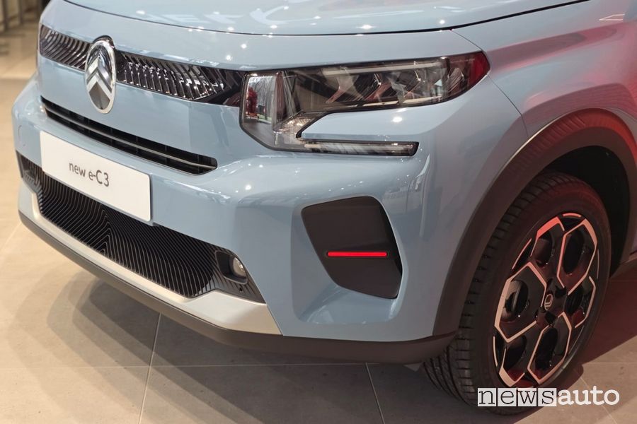 Nuova Citroen e-C3 paraurti e fari anteriori