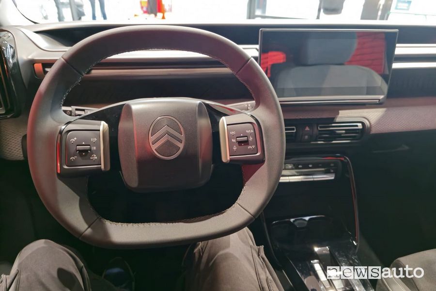Nuova Citroen e-C3 volante abitacolo