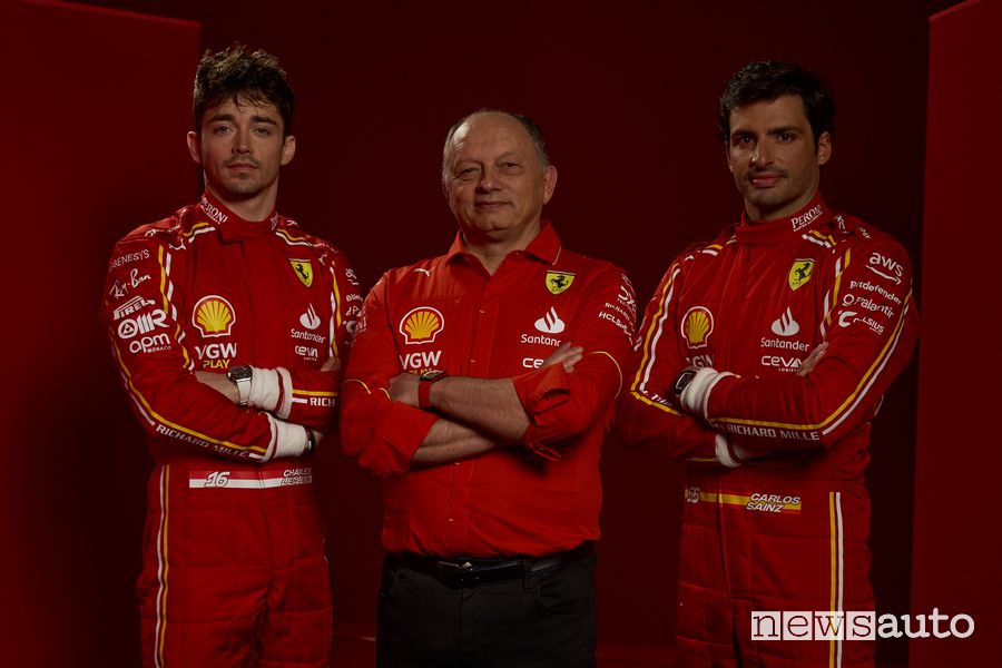 Piloti Ferrari F1 2024 Leclerc e Sainz e il team Principal Vasseur