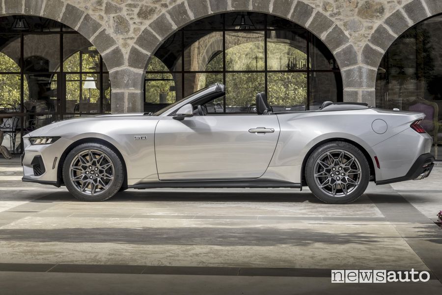 Nuova Ford Mustang Convertible laterale