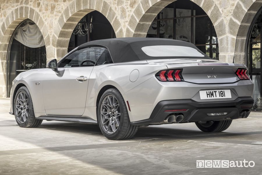 Nuova Ford Mustang Convertible con la capote chiusa