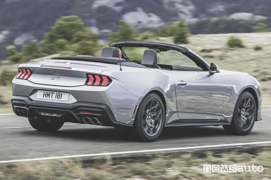 Nuova Ford Mustang Convertible su strada