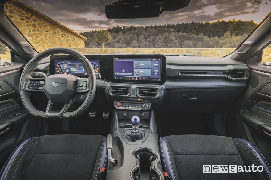 Nuova Ford Mustang Dark Horse plancia abitacolo