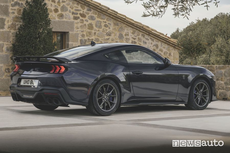 Nuova Ford Mustang Dark Horse posteriore 3/4