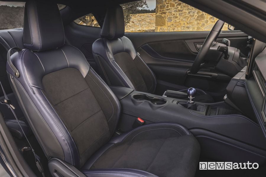Nuova Ford Mustang Dark Horse sedili anteriori abitacolo