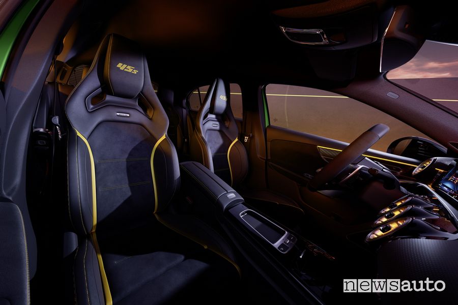 Mercedes-AMG 45 S 4Matic+ sedili anteriori Limited Edition
