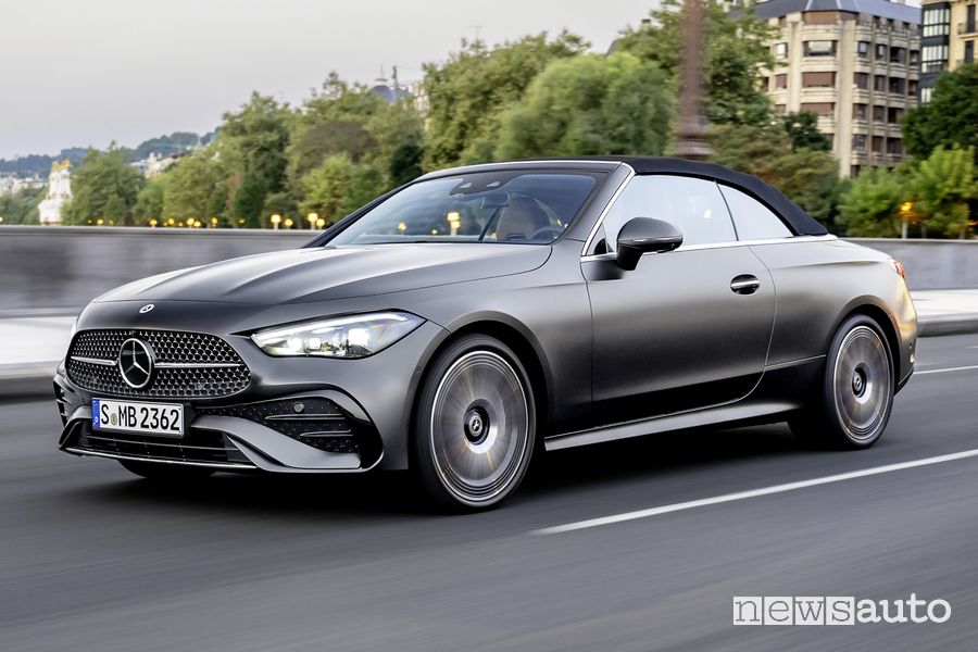 Mercedes CLE Cabriolet capote chiusa su strada