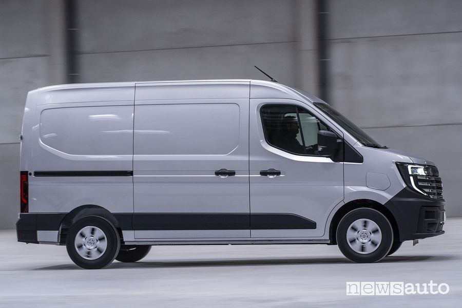 Nissan Interstar in movimento