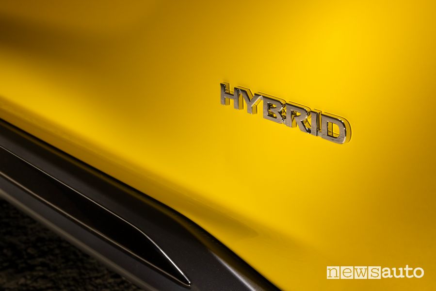 Nissan Juke 2024 logo Hybrid portellone posteriore