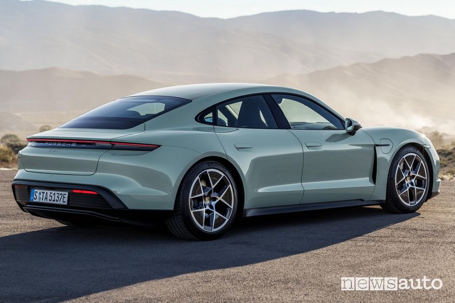 Nuova Porsche Taycan 2024 posteriore 3/4