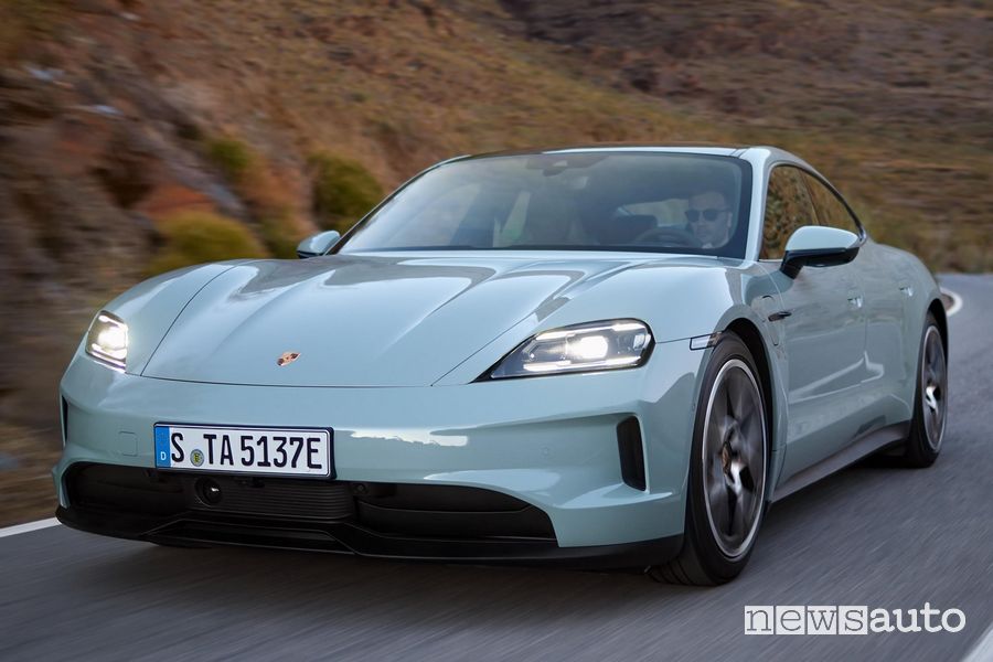 Nuova Porsche Taycan 2024 su strada