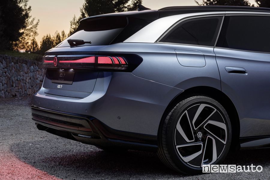 Volkswagen ID.7 Tourer fari posteriori firma luminosa