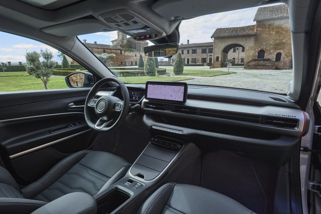 L'abitacolo della Avenger e-Hybrid con linee particolarmente piacevoli. 