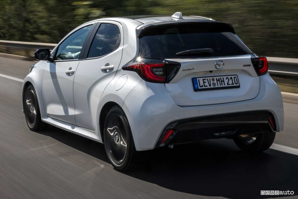 Mazda2 Hybrid 2024 su strada