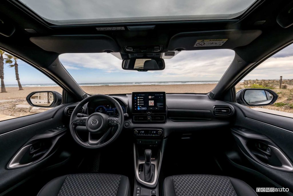 Mazda2 Hybrid 2024 plancia abitacolo