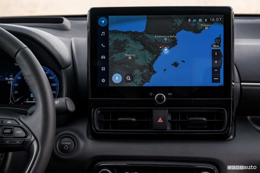 Mazda2 Hybrid 2024 navigatore display infotainment