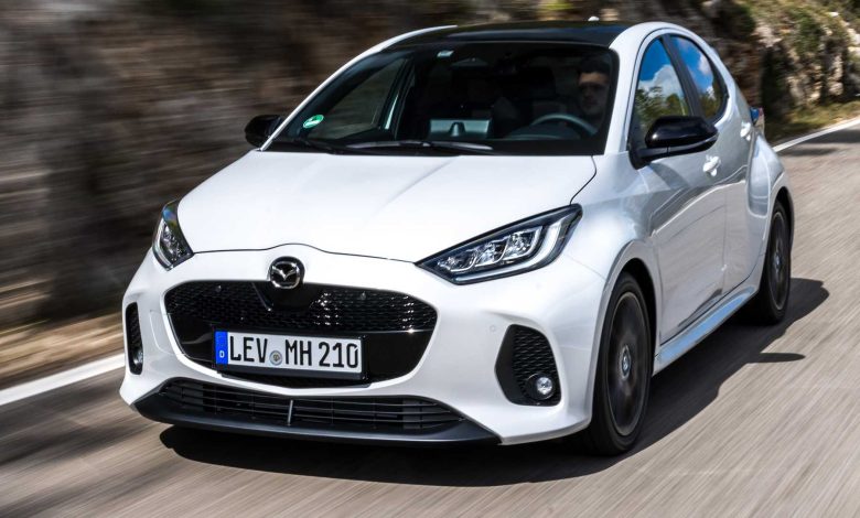 Mazda2 Hybrid 2024 su strada