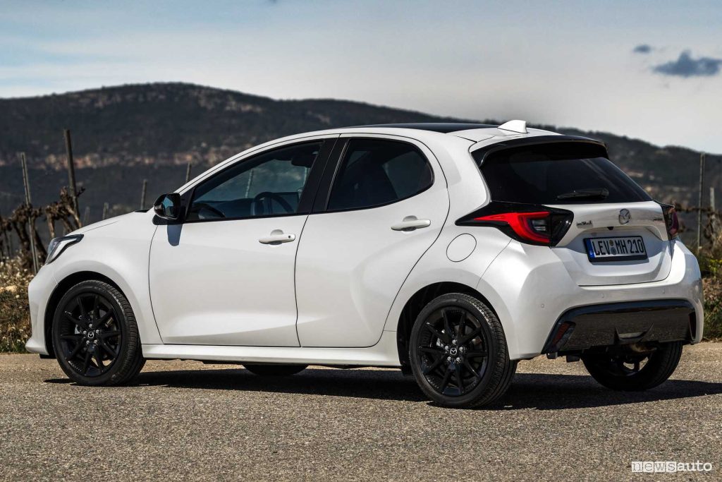 Mazda2 Hybrid 2024 posteriore 3/4