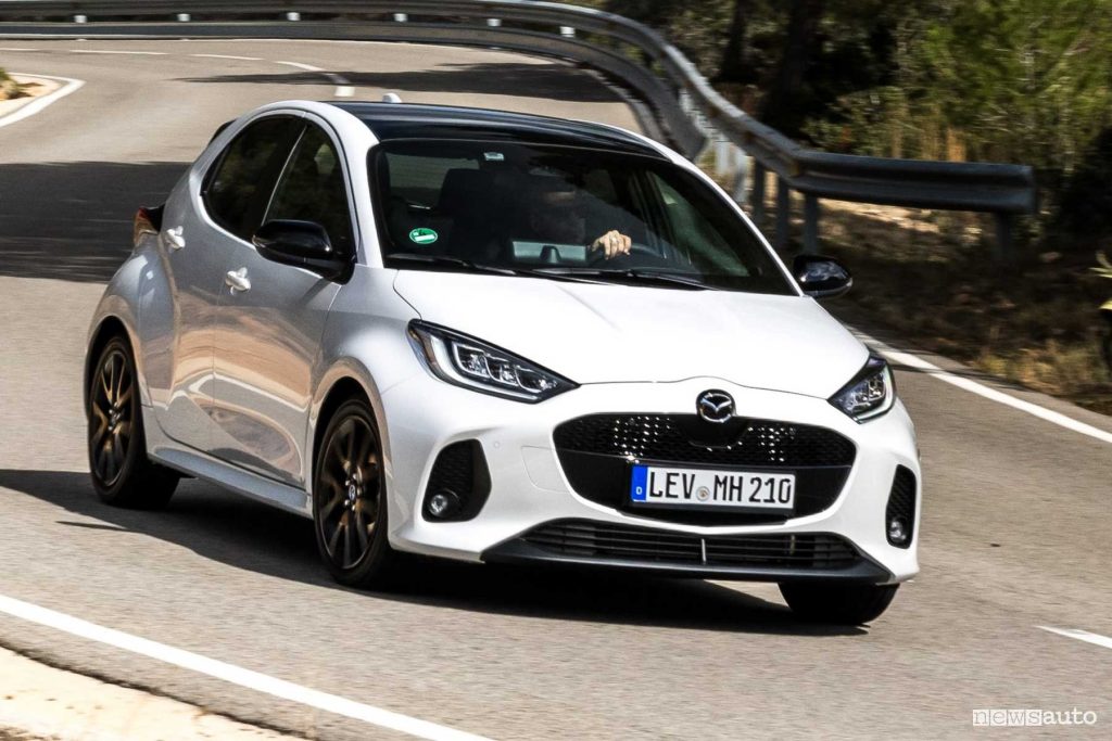 Mazda2 Hybrid 2024 su strada
