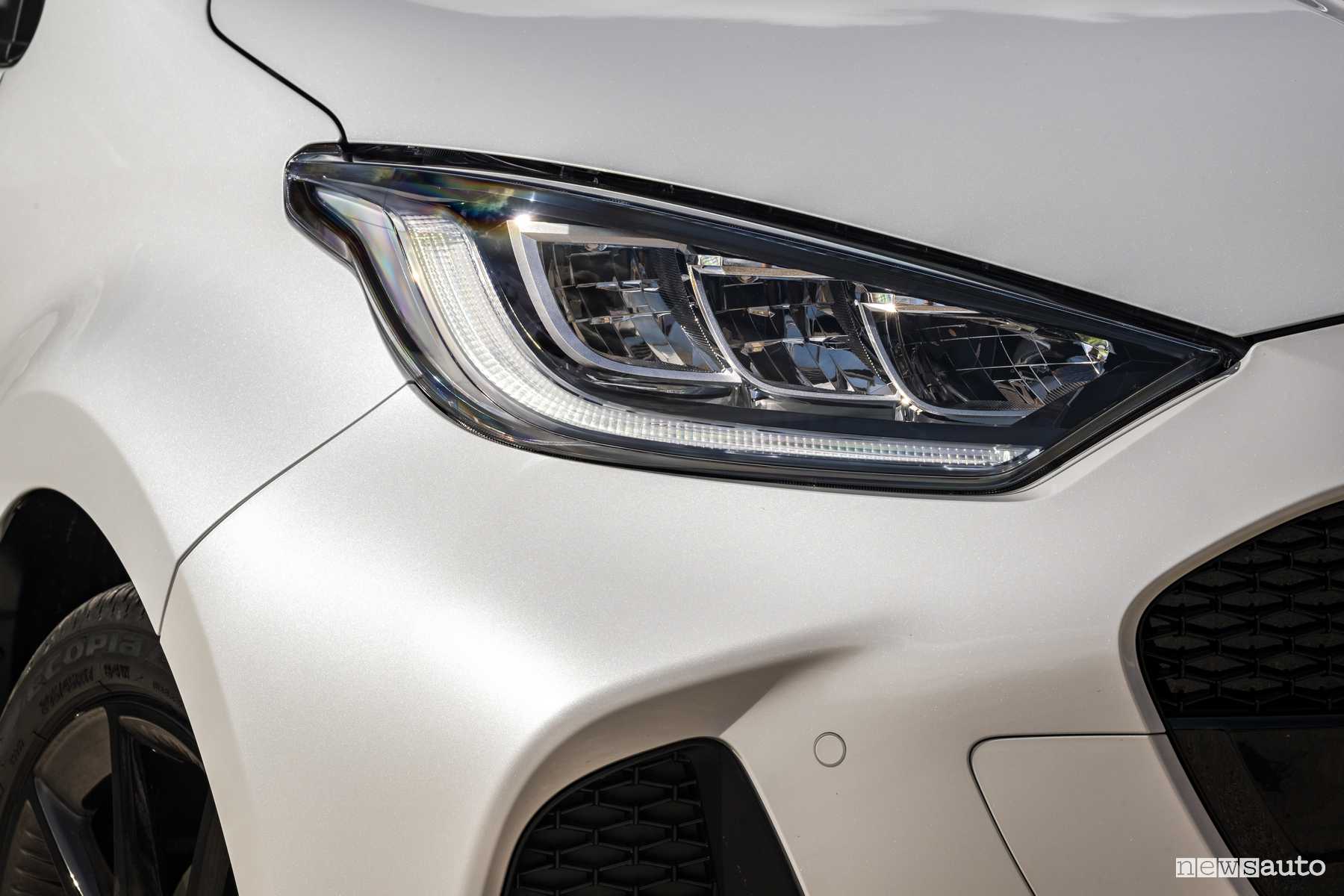 Mazda2 Hybrid 2024 faro anteriore