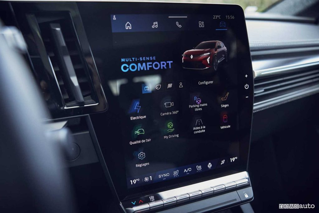 Renault Scenic E-Tech electric Iconic bianca display infotainment