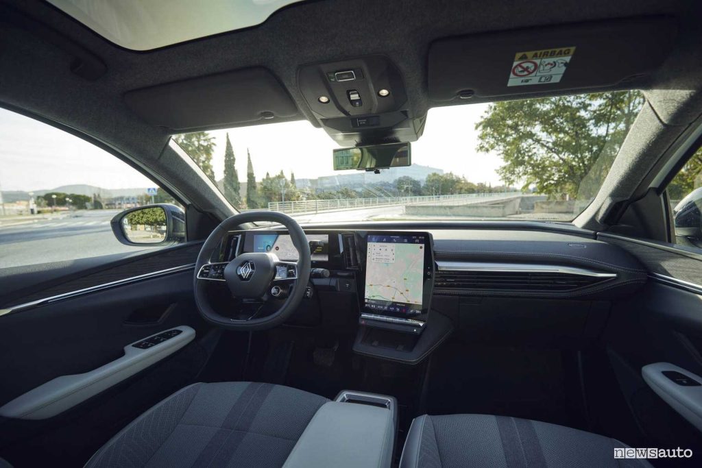 Renault Scenic E-Tech electric Iconic plancia abitacolo