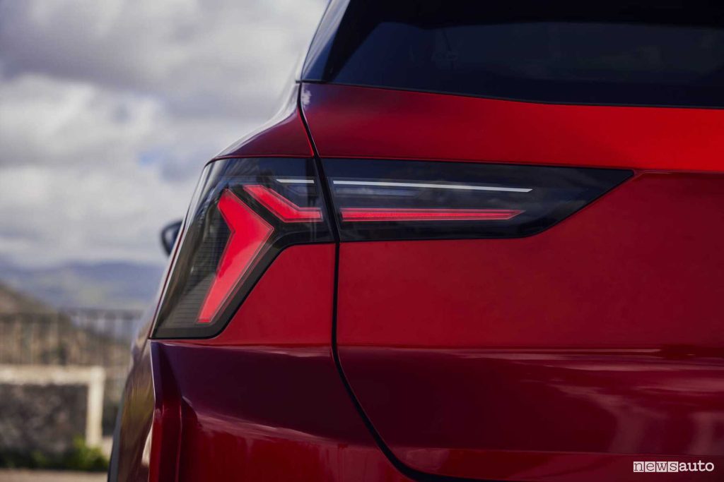 Renault Scenic E-Tech electric Iconic rossa faro posteriore