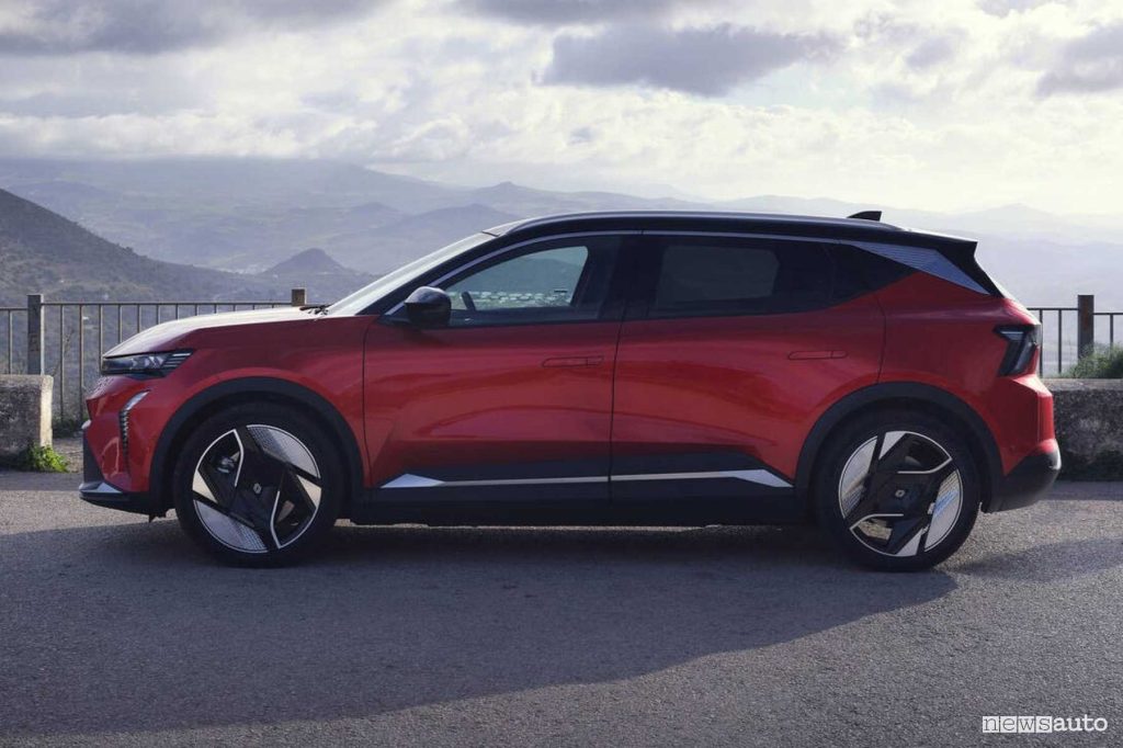 Renault Scenic E-Tech electric Iconic rossa laterale