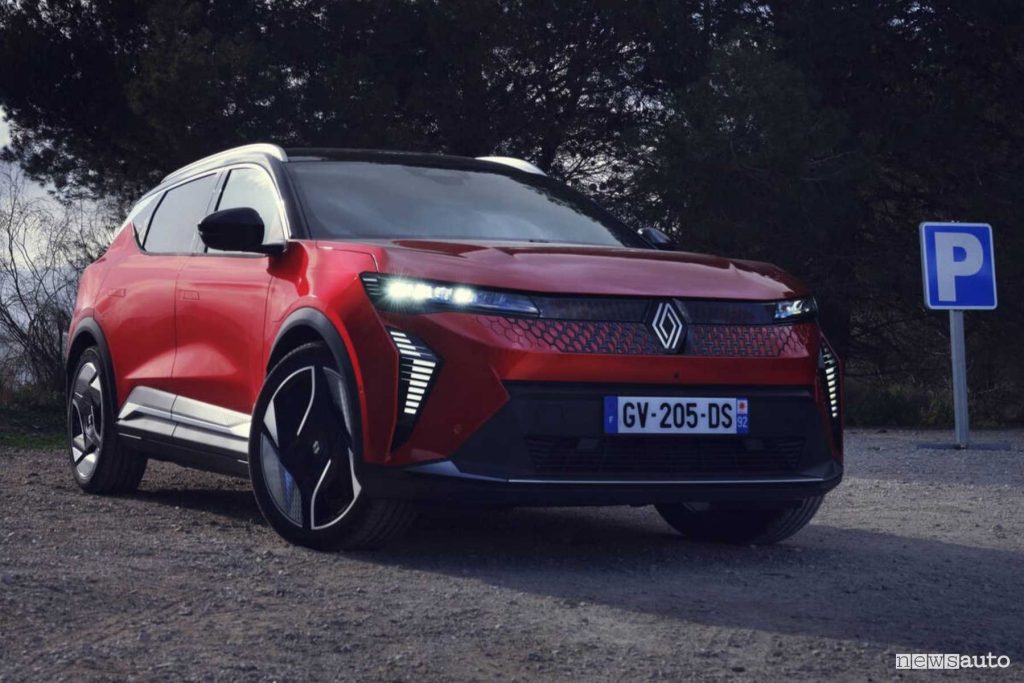 Renault Scenic E-Tech electric Iconic rossa anteriore 3/4