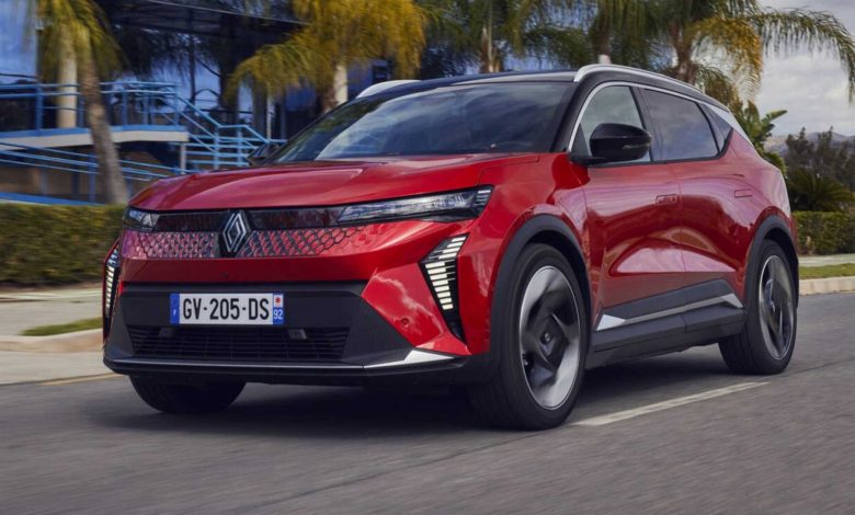 Renault Scenic E-Tech electric Iconic rossa su strada