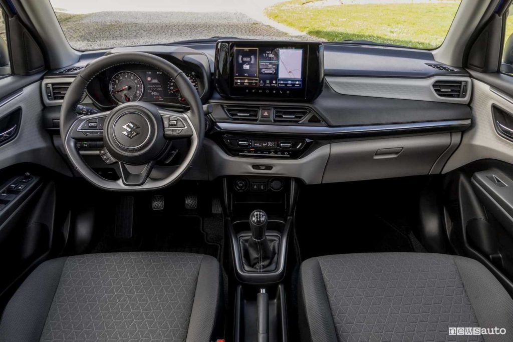 Nuova Suzuki Swift 2024 plancia abitacolo